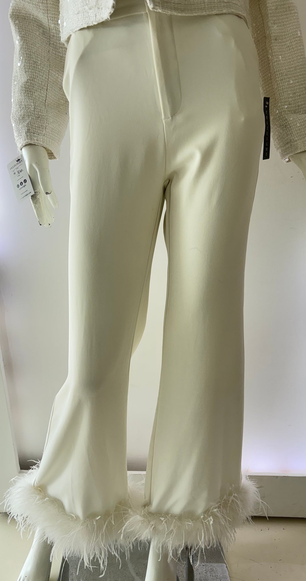 Pantalón con plumas