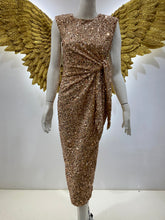 Cargar imagen en el visor de la galería, Vestido dorado lentejuelas

